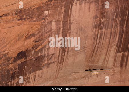 Ansicht des weißen Hauses Ruinen aus dem weißen Haus zu übersehen im Canyon de Chelly National Monument, Arizona. Stockfoto