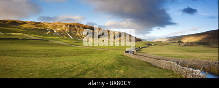 Schmale Straße, die durch typische Landschaft der Yorkshire Dales am Hawkswick in Littondale Yorkshire Dales UK Stockfoto