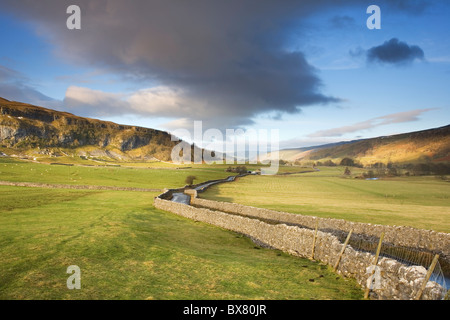 Schmale Straße, die durch typische Landschaft der Yorkshire Dales am Hawkswick in Littondale Yorkshire Dales UK Stockfoto