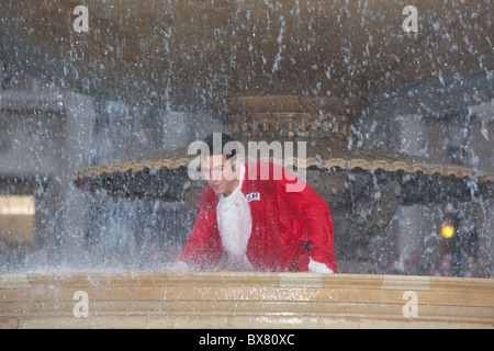 Als Weihnachtsmann verkleidet Santacon 2010, Flashmob Zusammenkunft von Menschen im Zentrum von London. Santa in Trafalgar Square Brunnen. Stockfoto