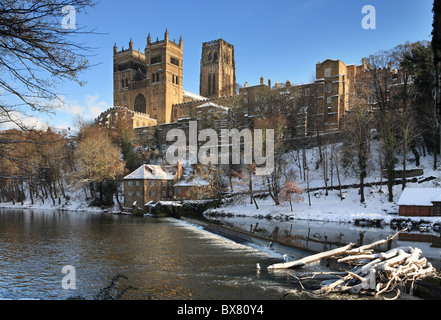 Kathedrale von Durham und Walkmühle gesehen über den Fluss tragen im Winter. Durham, England, Vereinigtes Königreich Stockfoto