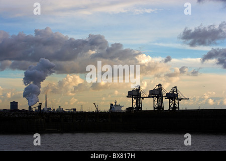 Krane und Stahlwerke, Port Talbot, South Wales, UK Stockfoto