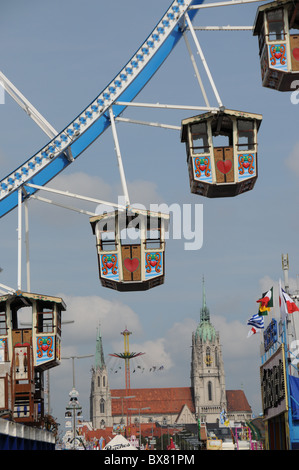 Gondeln das Riesenrad Oktoberfest in München Stockfoto