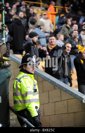 West Midlands Police Officer bei Fußballspiel Stockfoto