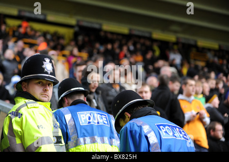 West Midlands Polizeibeamte bei Fußballspiel Stockfoto