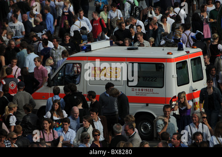 Ambulanz in einer Menschenmenge auf dem Oktoberfest in München Stockfoto