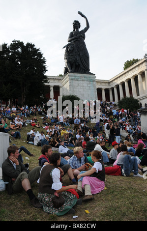 Junge Menschen in Bayern auf dem Oktoberfest in München Stockfoto