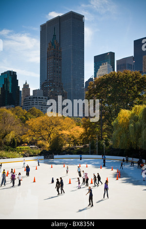Eislaufen am Wollman Rink im Central Park in New York City. Stockfoto