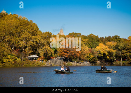 Bootfahren auf dem Ruderboot-See im Central Park im Herbst in New York City. Stockfoto