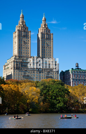 Bootfahren auf dem Ruderboot-See im Central Park im Herbst in New York City. Stockfoto