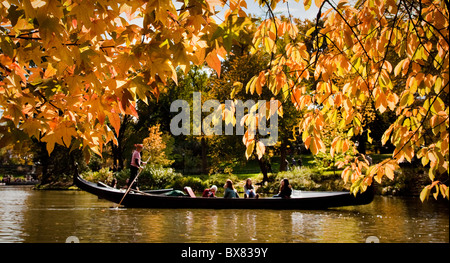 Boating on the pond in Central Park in autumn in New York City. Stockfoto