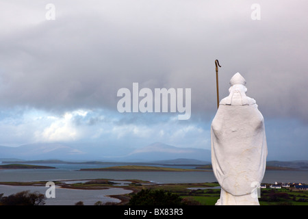 Statue von St. Patrick mit Blick auf Clew Bay, auf dem Pilgerpfad Croagh Patrick Berg, Mayo, im Westen von Irland. Stockfoto