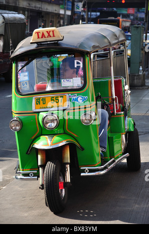 Tuk-Tuk-Taxi auf der Straße, Silom, Bang Rak Bezirk, Bangkok, Thailand Stockfoto