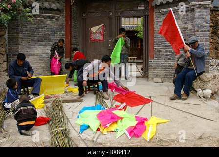 Naxi Männer und jungen machen dekorative Fahnen, zu, Lijiang, Yunnan, China Stockfoto