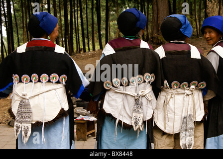 Naxi Frauen in traditioneller Kleidung, Lijiang, Yunnan, China Stockfoto