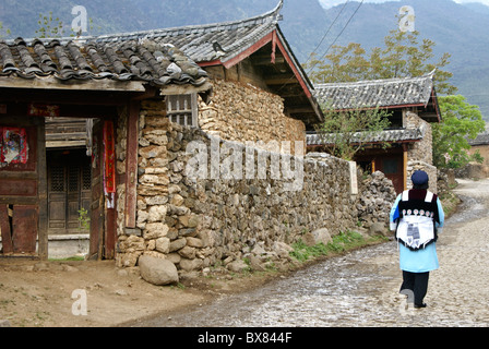 Naxi Frau im Dorf zu, Lijiang, Yunnan, China Stockfoto