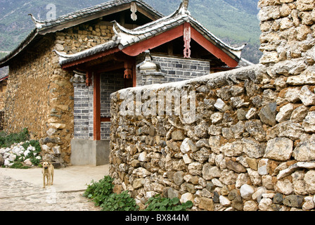 Naxi nach Hause in das Dorf zu, Lijiang, Yunnan, China Stockfoto