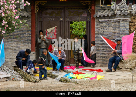 Naxi Männer und jungen machen dekorative Fahnen, zu, Lijiang, Yunnan, China Stockfoto