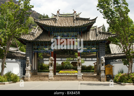Eingangstor zum Black Dragon Pool Park, Lijiang, Yunnan, China Stockfoto