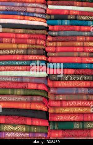 Bunte Seide Textilien auf dem Display an einem Marktstand in Luang Prabang, Laos Stockfoto