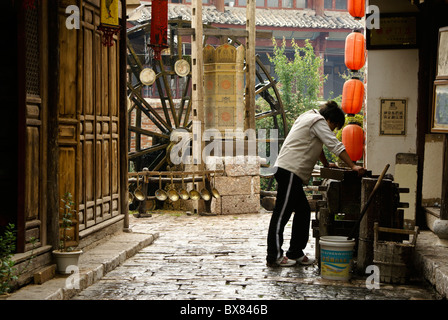 Papiermacher und Wasserrad in Lijiangs Altstadt (Dayan), Yunnan, China Stockfoto