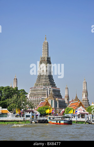 Wat Arun Rajwararam (Tempel der Morgenröte) von Chao-Phraya-Fluss, Bangkok Yai Bezirk, Bangkok, Thailand Stockfoto