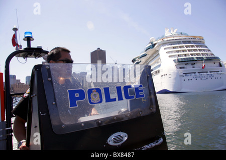 Vancouver Polizei Marine-Einheit Boot Patrouillen in der Nähe eines Kreuzfahrtschiffes Liner in Vancouver, British Columbia, Kanada Stockfoto