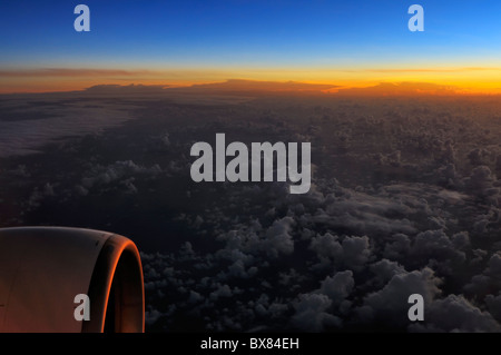 Götterdämmerung über dem indischen Ozean aus ein Airbus A330 von Edelweiss Air auf dem Weg zu der Insel Mauritius, Afrika. Stockfoto