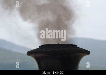 Rauch steigt aus dem Schornstein ein Dampfzug auf der Llanberis Lake Railway Stockfoto