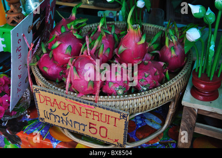 Reife rote Pitahaya (Drachenfrucht) in Straßenmarkt, Rattanakosin-Insel, Bangkok, Thailand Stockfoto