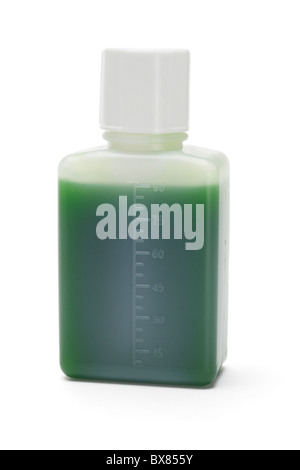 Grüne Flüssigkeit Medizin in Kunststoff-Flasche auf weißem Hintergrund Stockfoto