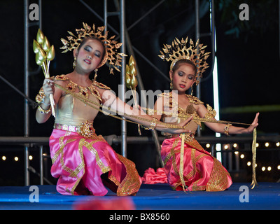 Thailändische Tänzerin. Junge thailändische Mädchen treten bei einer Thai-Tanzshow auf. Thailand S. E. Asien. Thailändische Tänzerin Stockfoto