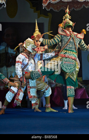 Thailand-Tänzer auf der Bühne in einer traditionellen Khon-Tanz-Performance. S. E. Asien Thailand Stockfoto