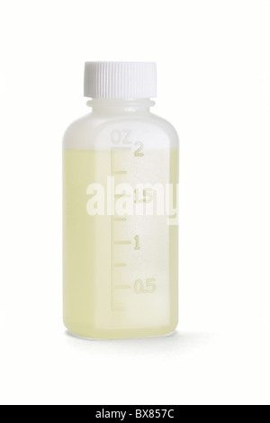 Gelbe Flüssigkeit Medizin in Kunststoff-Flasche auf weißem Hintergrund Stockfoto