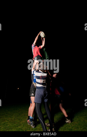 Männer üben Rugby line-up in geworfen Stockfoto