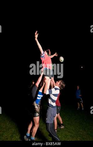 Männer üben Rugby line-up in geworfen Stockfoto