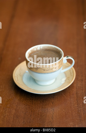 Eine Tasse authentischer süßer türkischer arabica-Kaffee, serviert in einem Café in der Stadt Diyarbakir, in der östlichen Region Anatoliens im Südosten der Türkei. Stockfoto