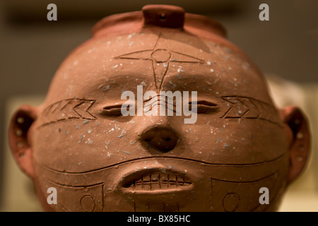 Mississippi Periode Kopf Topf zeigt frühe indianische Tattoo Variationen in Cahokia Mounds State Historic Site, Illinois. Stockfoto