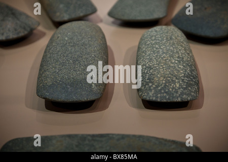 Mississippi Axtköpfe oder Kelten, Bestandteil der Grossmann Axt Kopf Cache der Cahokia Mounds State Historic Site, Illinois, USA. Stockfoto