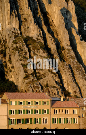 La Baume Felsvorsprung erhebt sich das Hotel du Rocher, Sisteron, Durance-Tal, Alpes-de-Haute-Provence, Provence, Frankreich Stockfoto