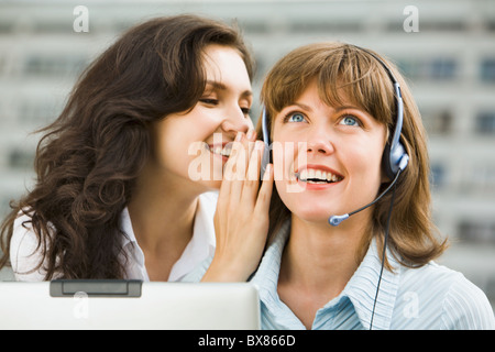 Zuversichtlich Geschäftsfrau ist im Gespräch mit ihren Kollegen Stockfoto