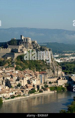 Ansicht von Sisteron, mittelalterliche Zitadelle der Stadt und der Durance Flusstal, Alpes-de-Haute-Provence, Provence, Frankreich Stockfoto