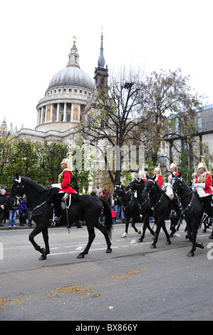 Haushalt montiert Kavallerieregiment vorbei an St. Pauls Cathedral während des Oberbürgermeisters Show Stockfoto