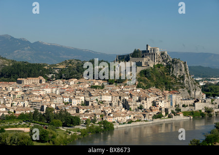 Panoramablick über Sisteron, die mittelalterliche Zitadelle der Stadt und den Fluss Durance, Alpes-de-Haute-Provence, Provence, Frankreich Stockfoto