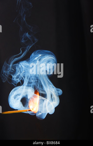 Fumée bleue de la flamme d'allumette sur Fond Noir Stockfoto