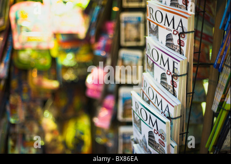 Nacht Foto von Rom touristische Führer zum Verkauf an einem Zeitungsstand, flachen DOF Stockfoto