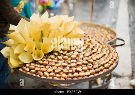 Straße Markt geröstete Kastanien zu verkaufen, flachen DOF Stockfoto