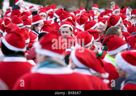 1500 nehmen Santas Teil eine Nächstenliebe Tun für wenn Sie Wish Upon eine Star-Charity. Princes Street Gardens, Edinburgh. Stockfoto