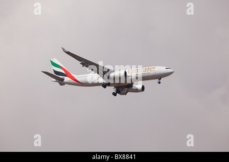 Airbus A330-200 der Emirates Airline am Ansatz nach Larnaca Airport. Zypern Stockfoto