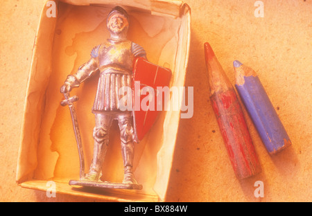 Nahaufnahme von zerkratzten Metall Blei Modell der Ritter in Rüstung mit Schwert und Schild im Karteneinschub neben zwei Bleistift stubs Stockfoto